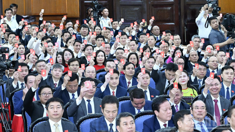 Các đại biểu nhất trí biểu quyết thông qua Chương trình Đại hội. (Ảnh: TRẦN HẢI)
