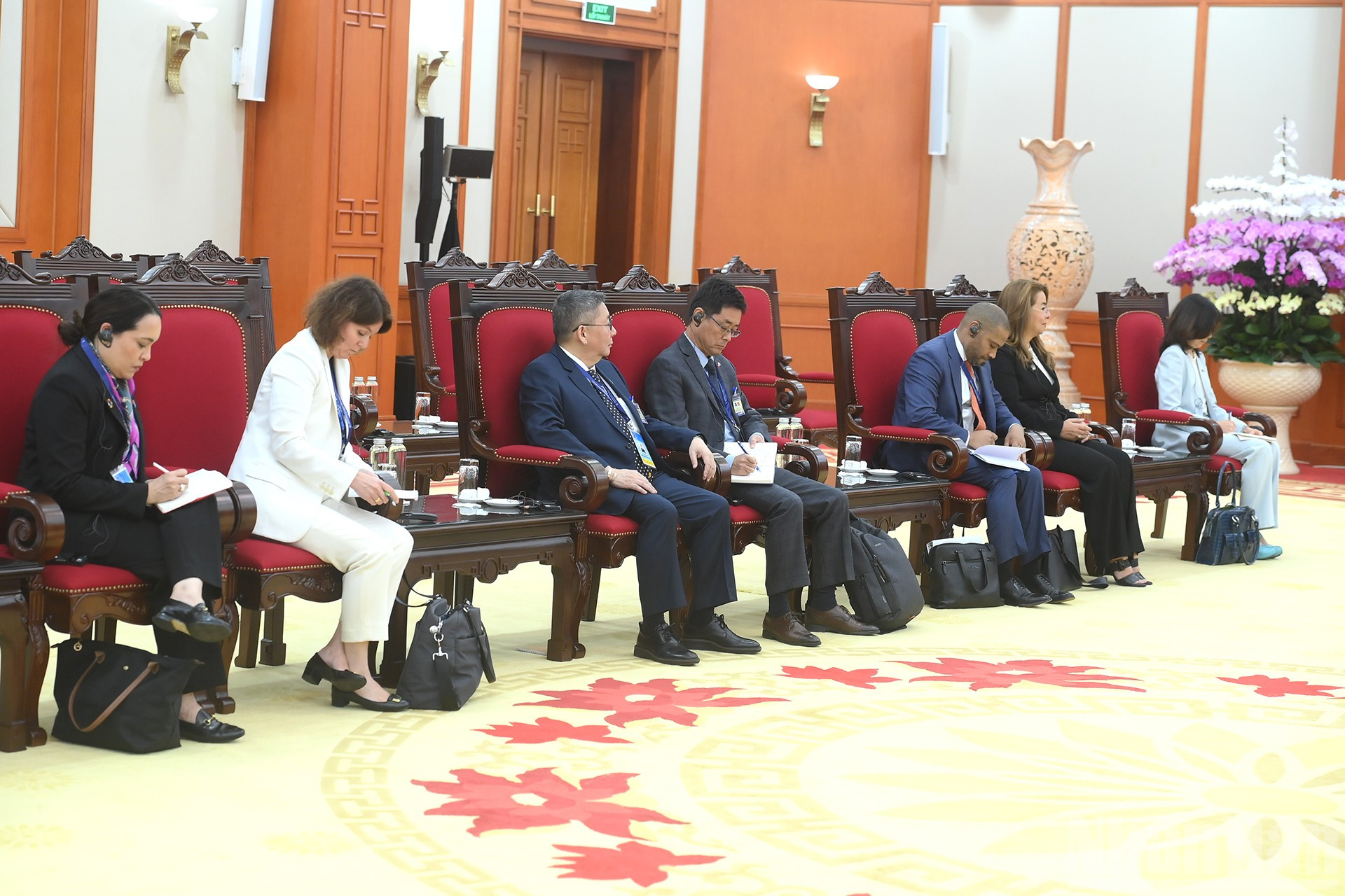 Các thành viên tháp tùng Tổng Thư ký Liên hợp quốc Antonio Guterres tham dự cuộc tiếp.