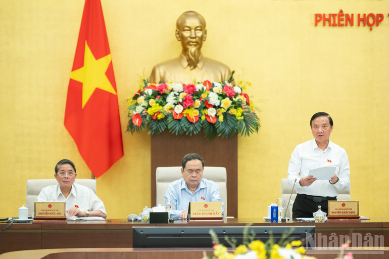 Phó Chủ tịch Quốc hội Nguyễn Khắc Định điều hành phiên họp chiều 15/10. (Ảnh: DUY LINH)
