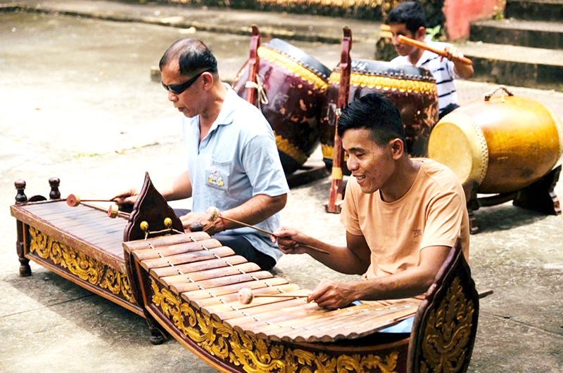 Được hòa nhịp vào tiếng đàn ngũ âm, Thiện (bên phải) như quên đi những bất hạnh đời mình.