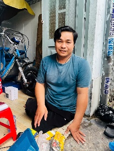 Anh Quang trước phòng trọ.