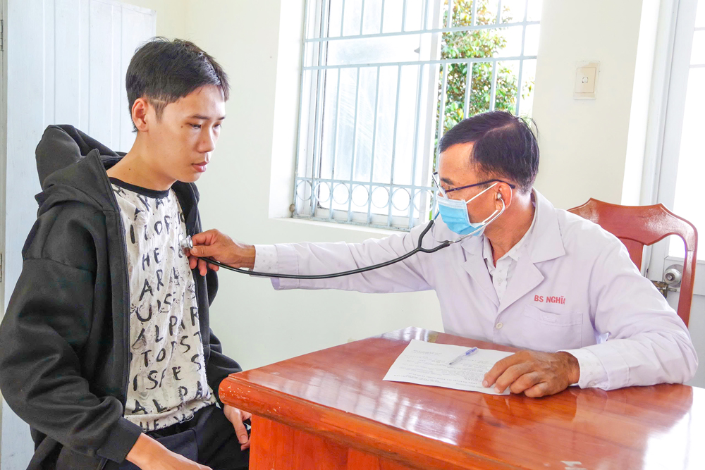 Hội đồng nghĩa vụ quân sự các xã, phường tiến hành sơ tuyển sức khỏe thanh niên trong độ tuổi nhập ngũ. Ảnh: TẤN CƯỜNG

