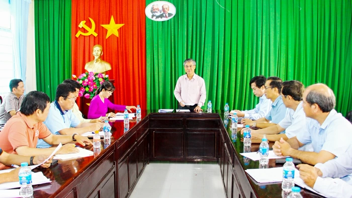 Phó Chủ tịch UBND tỉnh Châu Văn Hòa khảo sát sạt lở tại xã Quới Thiện