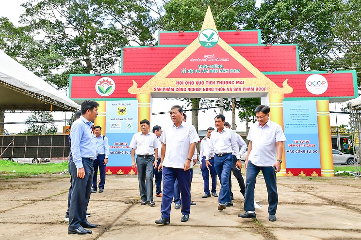 Phó Bí thư Tỉnh ủy- Kim Ngọc Thái cùng lãnh đạo các ngành đến kiểm tra công tác chuẩn bị tại Hội chợ Xúc tiến thương mại- Sản phẩm công nghiệp nông thôn và Sản phẩm OCOP. Ảnh: BÁ THI