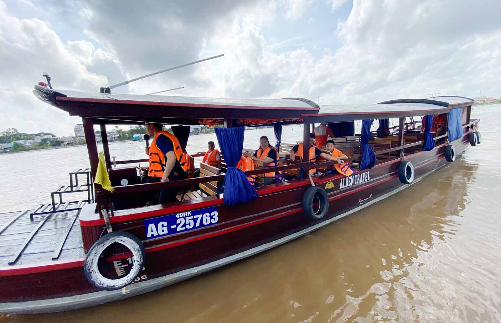 Các doanh nghiệp du lịch lữ hành chở du khách tham quan làng bè nổi trên sông Hậu. Khi đến vùng sông nước này, nhiều du khách rất thích thú.