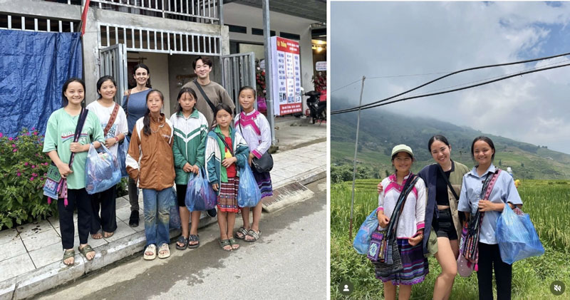 Giàng Thị Sua chụp ảnh lưu niệm cùng khách du lịch khi đi bán hàng rong - Ảnh: NVCC