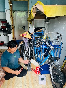 Anh giới thiệu những chiếc xe mà anh nhận sửa chữa.