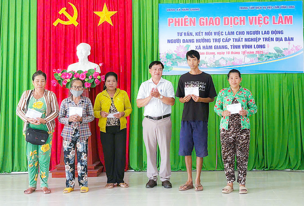 Ông Lê Thanh Sơn- Chủ tịch UBND xã Hàm Giang tặng quà cho hộ nghèo, cận nghèo.

