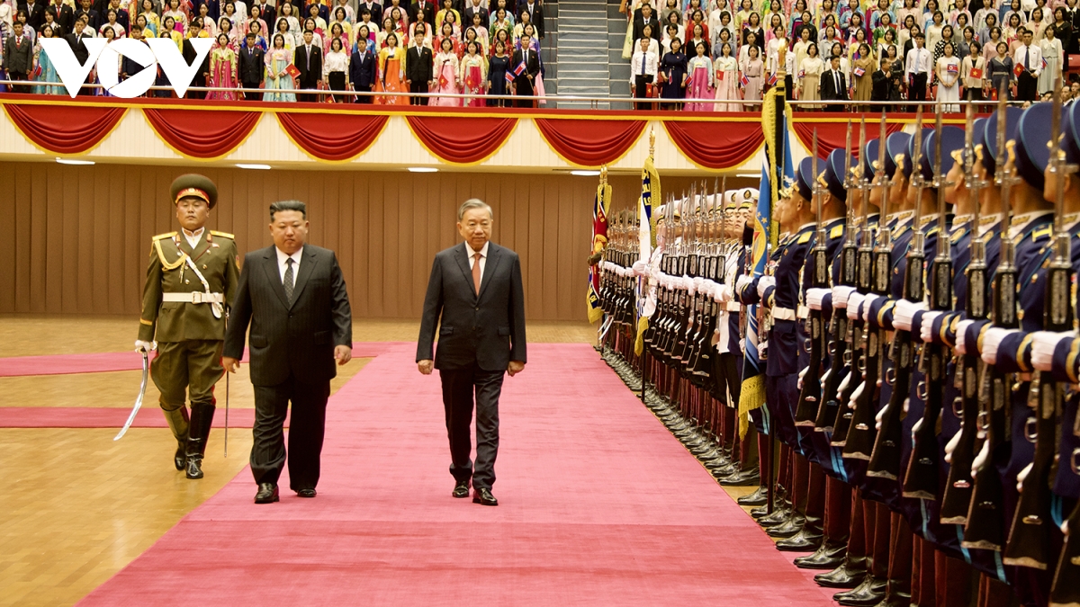 Tổng Bí thư Kim Jong Un và Tổng Bí thư Tô Lâm duyệt đội danh dự.