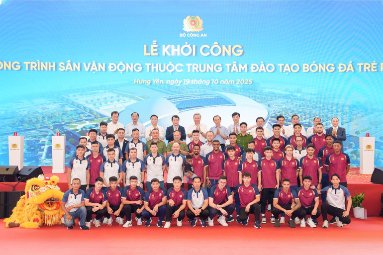 Tổng Bí thư Tô Lâm và các đồng chí lãnh đạo Đảng, Nhà nước chụp ảnh lưu niệm với các thành viên Trung tâm Đào tạo bóng đá trẻ PVF.