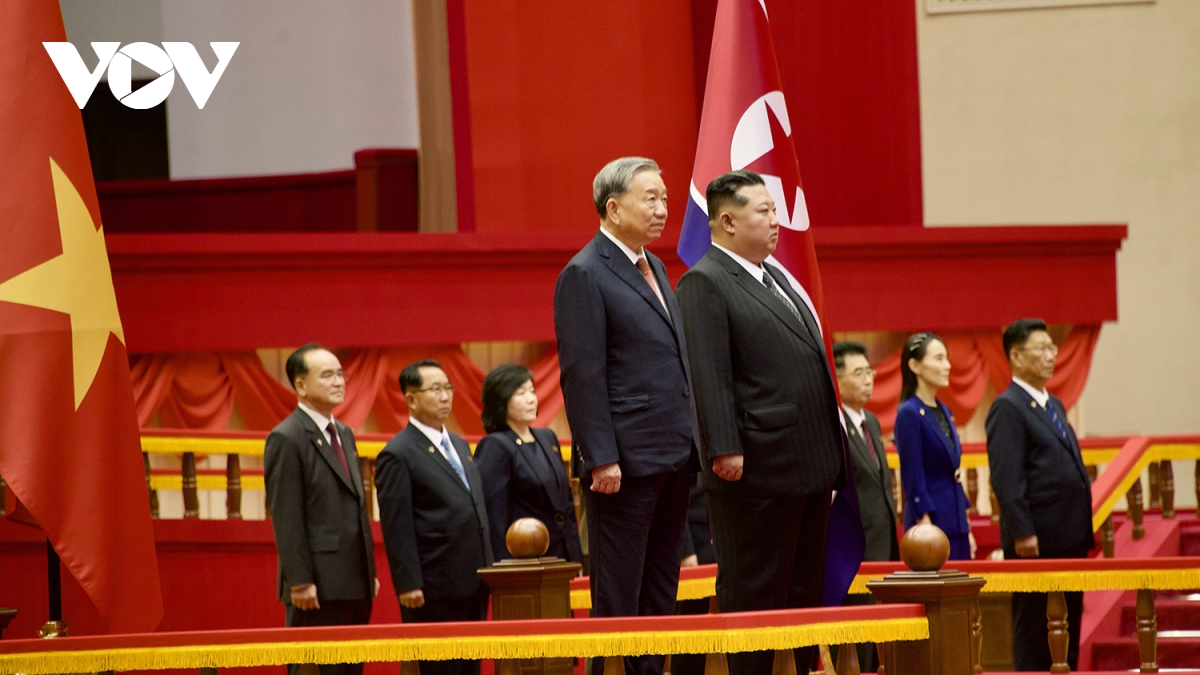 Tổng Bí thư Kim Jong Un chủ trì lễ đón trọng thể Tổng Bí thư Tô Lâm tại Cung Thể thao ở Thủ đô Bình Nhưỡng.