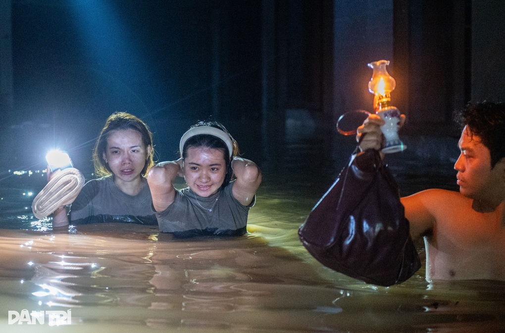 Lực lượng chức năng tỉnh Thái Nguyên cứu hộ người dân mắc kẹt trong lũ dữ (Ảnh: Hải Nam).