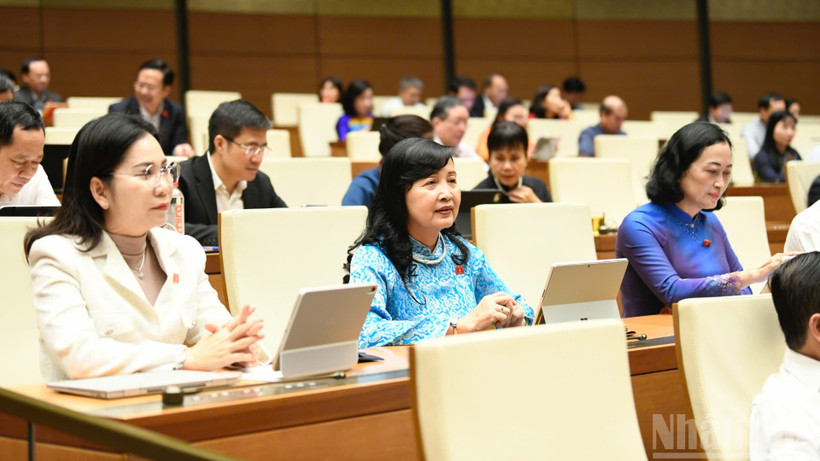 Các đại biểu Quốc hội dự phiên thảo luận ở hội trường ngày 29/10. (Ảnh: DUY LINH)