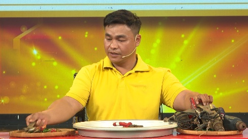 Anh Quang đang thực hiện thử thách.