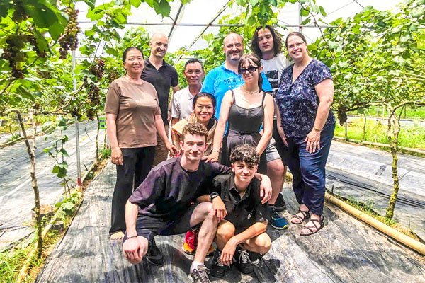 Nguồn nhân lực du lịch không ngừng nâng cao chất lượng để thu hút, đáp ứng thị hiếu của du khách.