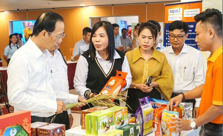 Phó Chủ tịch UBND tỉnh- Nguyễn Trúc Sơn tham quan sản phẩm của Công ty TNHH Lúa- Gạo Hồng Tân (phường Tân Ngãi) do chị Lưu Thị Yến Hằng làm Giám đốc.