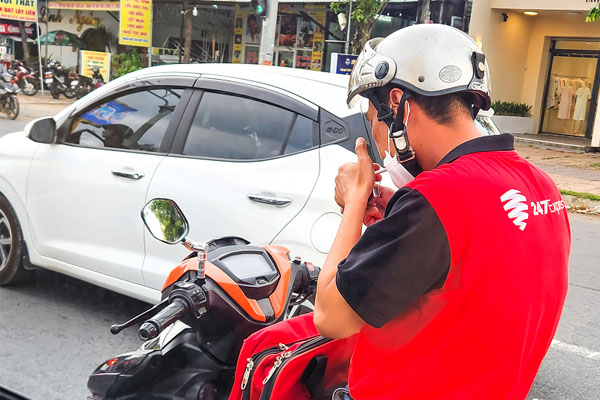 Dừng đèn đỏ, nhưng nhiều người vẫn “vô tư nhả” khói thuốc lá vào những người xung quanh.