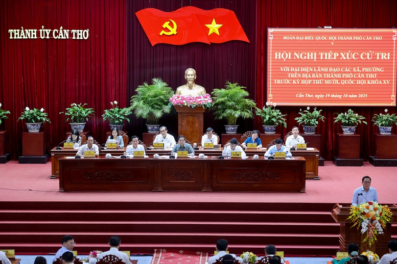 Thủ tướng Chính phủ Phạm Minh Chính tiếp xúc với cử tri là đại diện lãnh đạo các xã, phường trên địa bàn Cần Thơ - Ảnh: VGP/Nhật Bắc