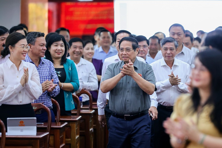 Thủ tướng Chính phủ Phạm Minh Chính tiếp xúc với cử tri thành phố Cần Thơ - Ảnh: VGP/Nhật Bắc