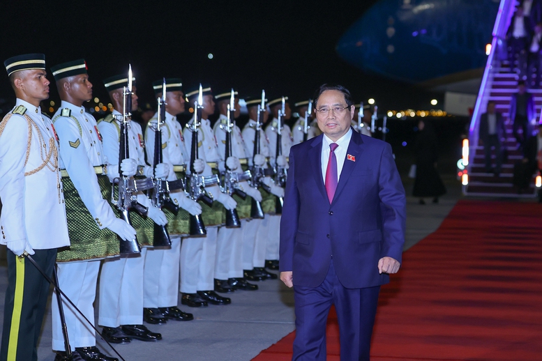 Thủ tướng Chính phủ Phạm Minh Chính cùng Đoàn đại biểu Việt Nam tới Thủ đô Kuala Lumpur, Malaysia, bắt đầu chuyến công tác tham dự Hội nghị Cấp cao ASEAN lần thứ 47 và các hội nghị cấp cao liên quan - Ảnh: VGP/Nhật Bắc