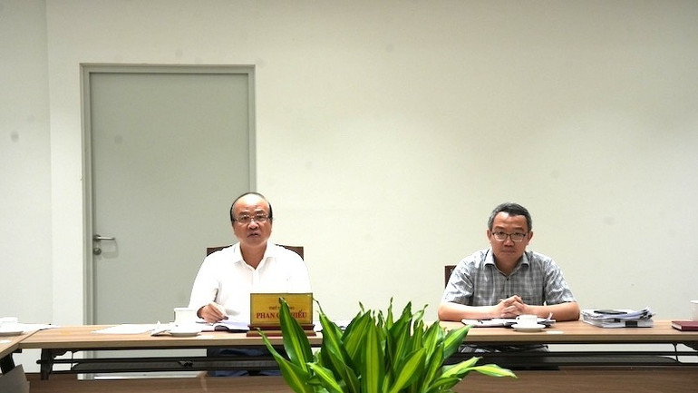 Thứ trưởng Tư pháp Phan Chí Hiếu (bên trái) phát biểu tại Hội đồng thẩm định độc lập.