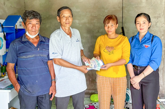 Trao tiền bạn đọc giúp ông Phạm Văn Nam