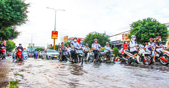Người dân chật vật chống chọi triều cường “cao chưa từng thấy”