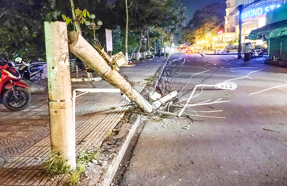 Hiện trường sự cố 5 trụ điện ngã trên đường Hùng Vương, phường An Hội tối 19/10.