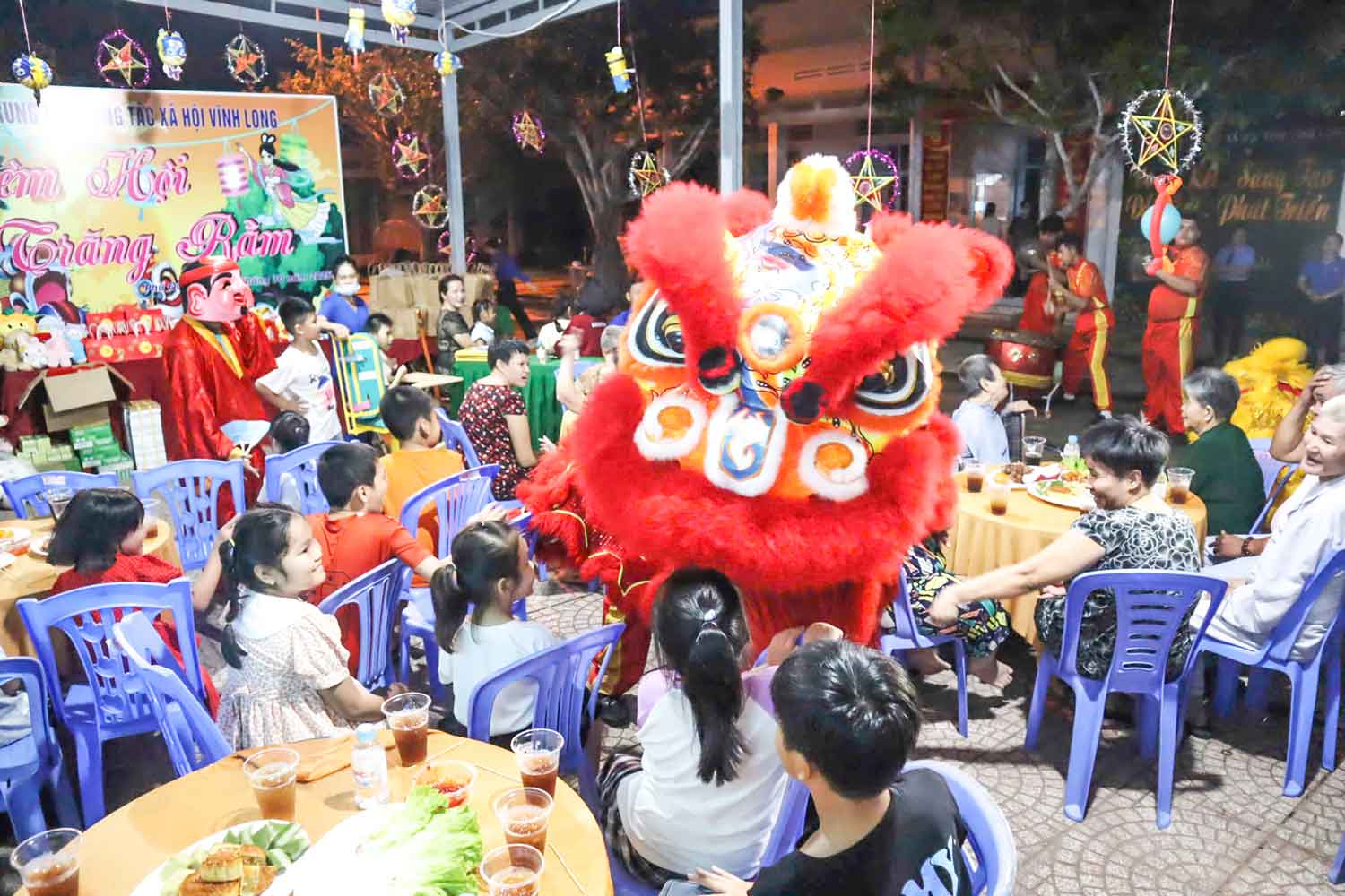 Trung tâm Công tác xã hội Vĩnh Long vừa phối hợp cùng các đơn vị Đoàn ủy Báo và phát thanh, truyền hình Vĩnh Long, Chi đoàn Khoa Khoa học Xã hội và Nhân văn (Trường ĐH Cửu Long), Chi đoàn lớp 11x1 (Trường THPT FPT Cần Thơ), tổ chức chương trình “Đêm hội trăng rằm”.