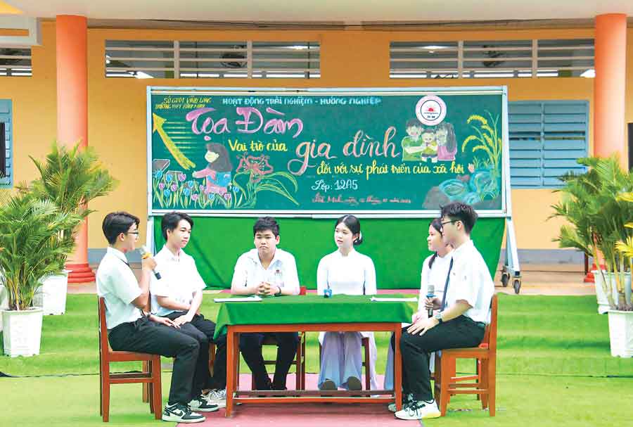 Học sinh Trường THPT Bình Minh tổ chức hoạt động trải nghiệm rèn luyện kỹ năng thảo luận, giao tiếp và làm việc nhóm.