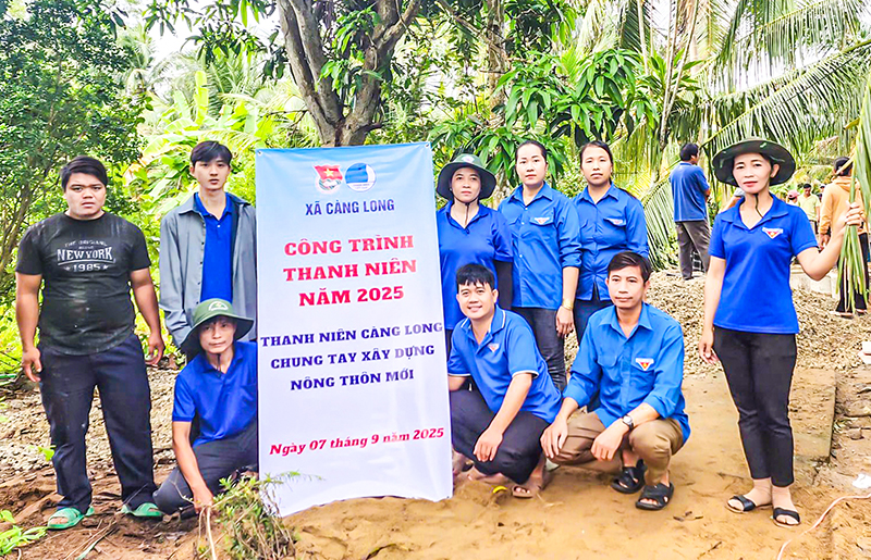 Đoàn viên thanh niên xã Càng Long tham gia hỗ trợ lực lượng xây dựng các công trình, góp phần chung tay xây dựng NTM.