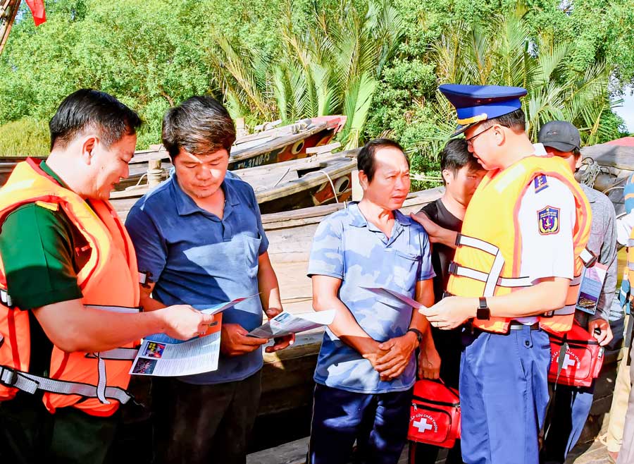 Tuyên truyền pháp luật cho ngư dân. Ảnh: ĐỨC ĐỊNH