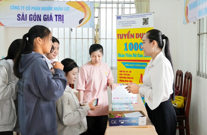 Khoảng 200 lao động phiên giao dịch việc làm tại xã Tân Lược