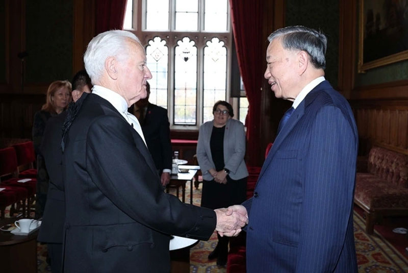 Tổng Bí thư Tô Lâm hội kiến Chủ tịch Thượng viện Anh John Mcfall. (Ảnh: TTXVN)