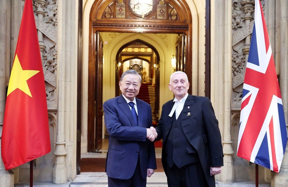 Tổng Bí thư Tô Lâm hội kiến Chủ tịch Hạ viện Anh Lindsay Hoyle. (Ảnh: TTXVN)