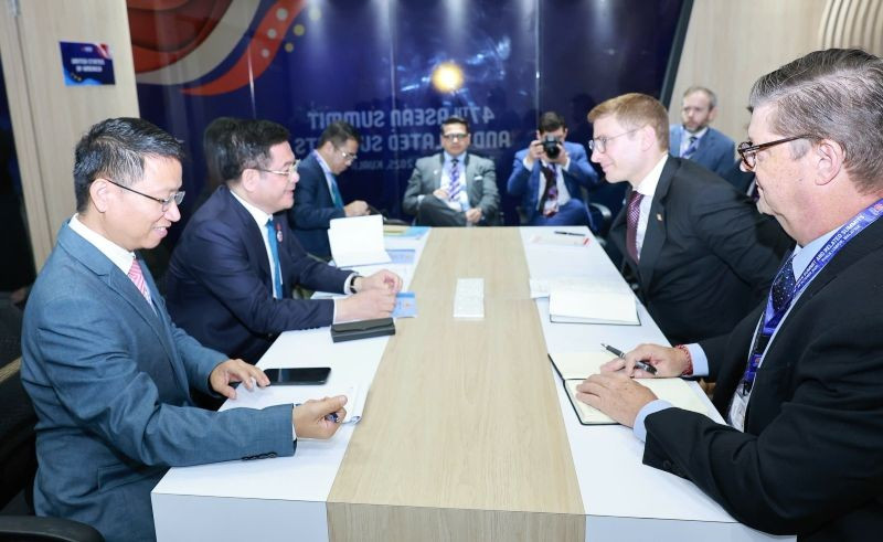 Bộ trưởng Công thương Nguyễn Hồng Diên cùng đoàn công tác Bộ Công thương tại buổi làm việc với Thứ trưởng Ngoại giao Hoa Kỳ phụ trách Kinh tế, Môi trường và Năng lượng Jacob Helberg. (Ảnh: NGUYÊN MINH)