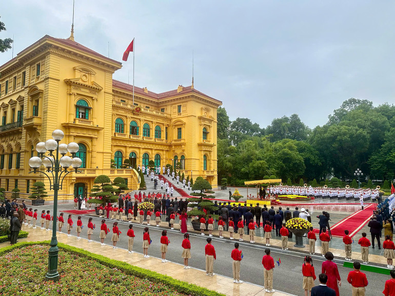 Toàn cảnh lễ đón (Ảnh: Thủy Nguyên)
