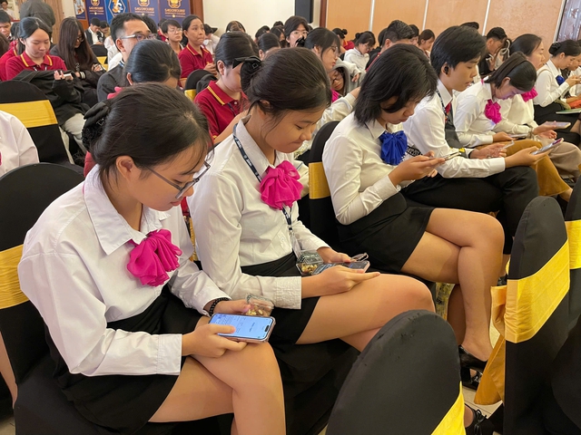 Sinh viên đang thực hiện các bước để tạo hình ảnh, video bằng AI theo hướng dẫn của giảng viên.

ẢNH: YẾN THI

