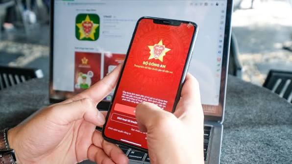 Người dân có thể phản ánh, tố giác tin giả qua ứng dụng VNeID

