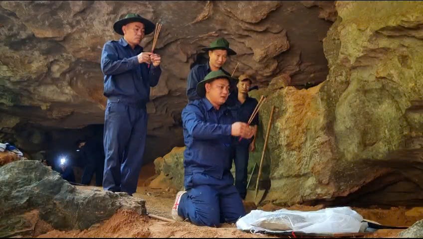 Lực lượng quân đội đang nỗ lực tìm kiếm, đưa hài cốt của các liệt sĩ về với đất mẹ.
ẢNH: THANH LỘC