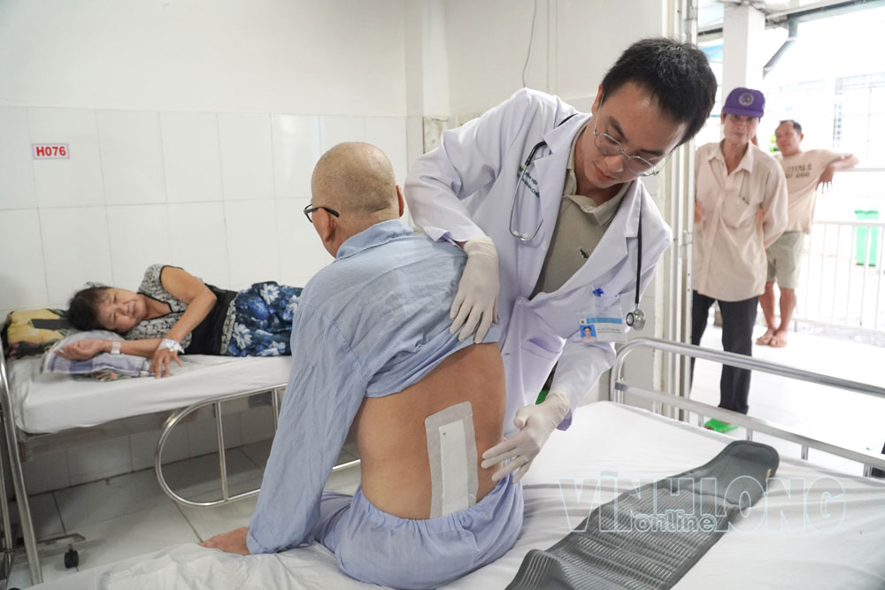 Ông Nguyễn Ngọc Dao được bác sĩ Khoa Ngoại Thần kinh, Bệnh viện Nguyễn Đình Chiểu kiểm tra vết mổ.

