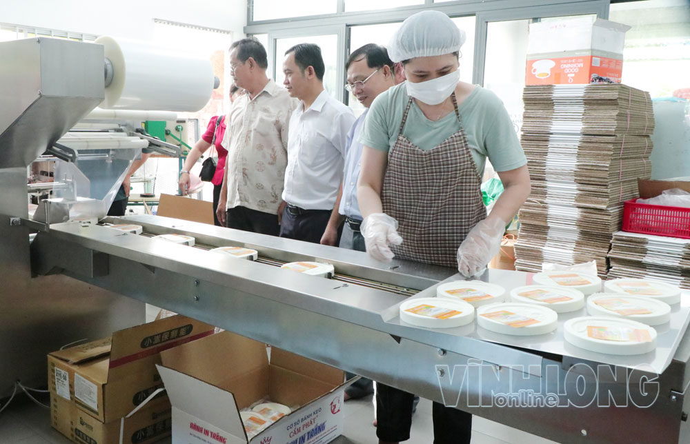 Cơ sở đẩy mạnh sản xuất, tạo việc làm ổn định cho lao động địa phương (ảnh chụp tại Cơ sở kinh doanh Dư Tấn Lợi, Ấp 4, xã Tiểu Cần).

Ảnh: SƠN TUYỀN


