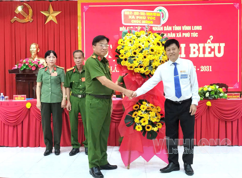 Đồng chí Phan Song Toàn - Tỉnh ủy viên, Bí thư Đảng ủy, Chủ tịch HĐND xã Phú Túc chúc mừng đại hội.

