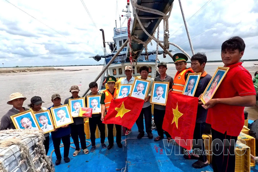 Bộ đội
Biên phòng tỉnh trao cờ Tổ quốc và ảnh Bác Hồ cho ngư dân xã Bình Đại, tiếp thêm động lực để bà con vươn khơi, bám biển, bảo vệ chủ quyền thiêng liêng của Tổ quốc.

