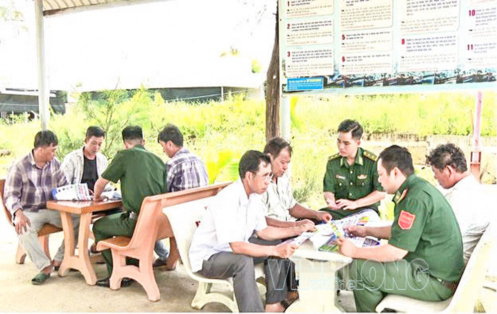 Cán bộ Bộ đội Biên phòng tỉnh tuyên truyền, phổ biến quy định pháp luật về chống khai thác IUU để chủ tàu, thuyền viên và ngư dân chấp hành nghiêm, yên tâm vươn khơi, bám biển.

