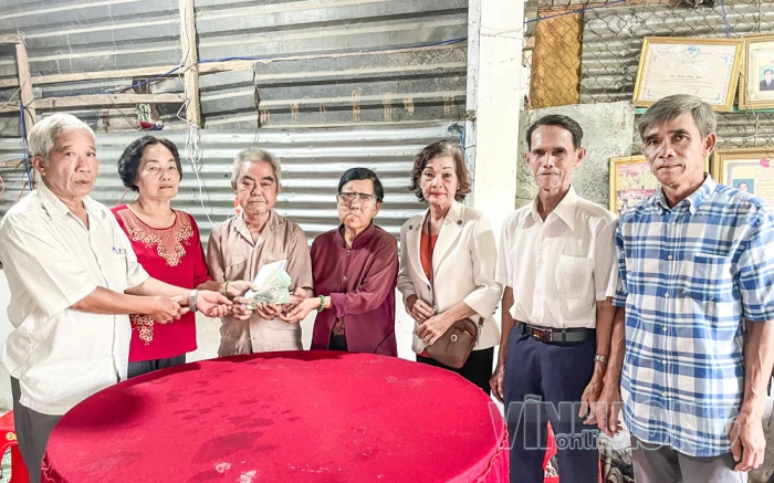 Trao tiền bạn đọc hỗ trợ ông Trần Văn Hai