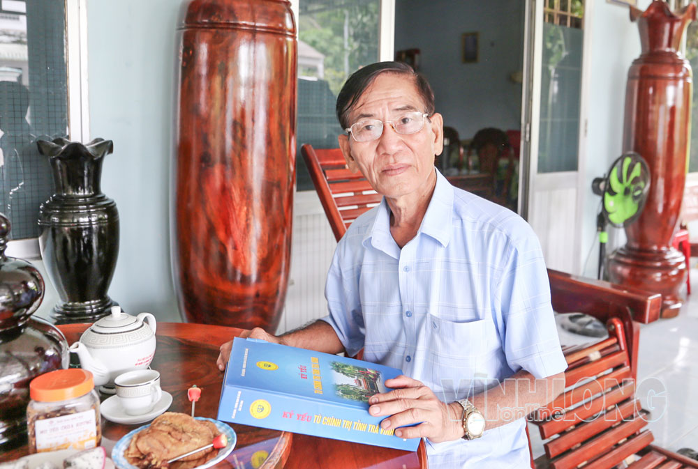 Thương binh Trần Văn Nhờ và quyển “Kỷ yếu tù chính trị tỉnh Trà Vinh”.