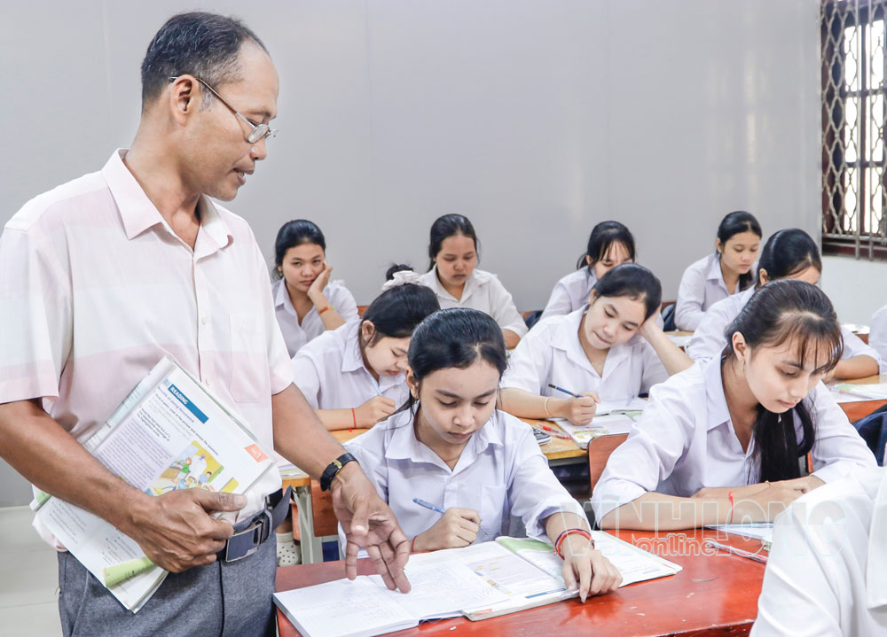 Thầy Thạch Som Ươne giảng bài cho học sinh. Ảnh: SÂM BÁT