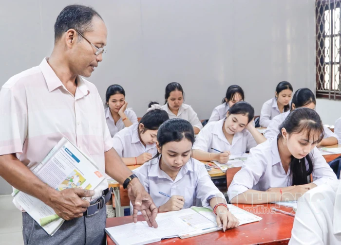 Thầy giáo Thạch Som Ươne tâm huyết với từng giờ lên lớp
