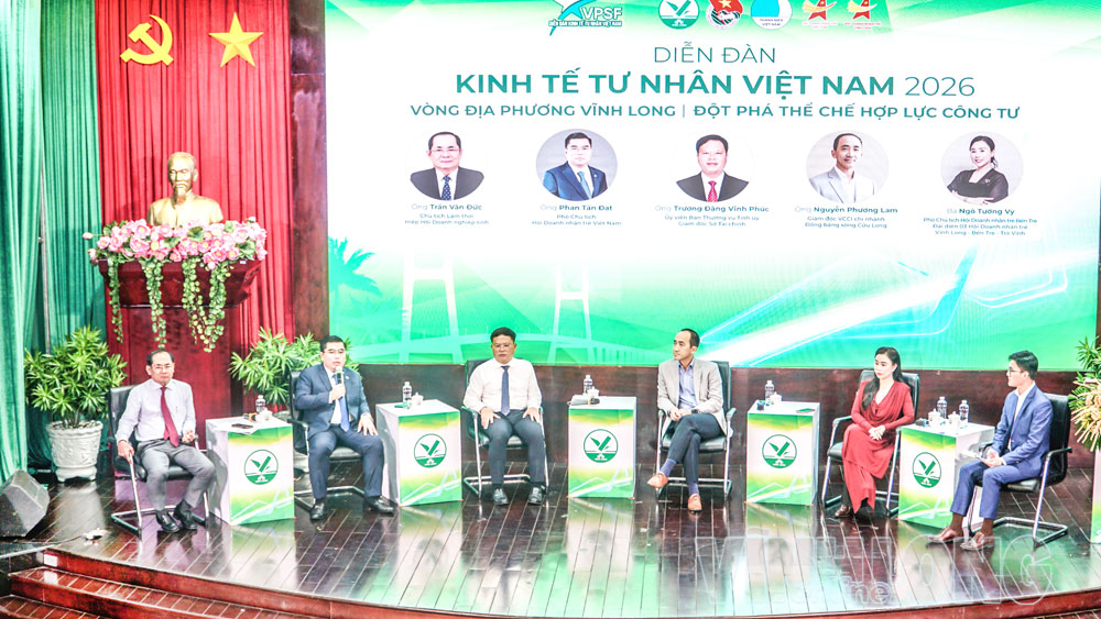 Phiên tọa đàm - đối thoại mở, hỏi đáp trực tiếp giữa chính quyền, chuyên gia, cộng đồng doanh nghiệp. Ảnh: THẢO TIÊN